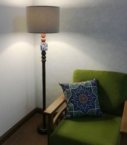 آباژور ایستاده